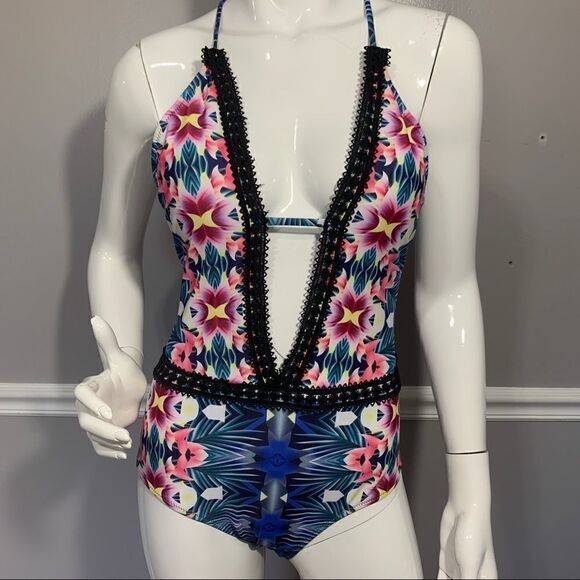 NWOT Cupshe Crochet Lace floral one piece -S - Picture 5 of 11